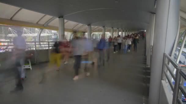 A timelapse featuring a busy overpass walkway filled with pedestrians on their way to work, Bangkok, Tailândia — Vídeo de Stock