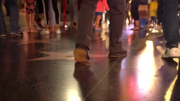 Alacsony szintű csillagkép a hollywoodi hírességek sétányán éjszaka — Stock videók