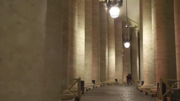 Turistas caminando por la columnata por la noche — Vídeos de Stock