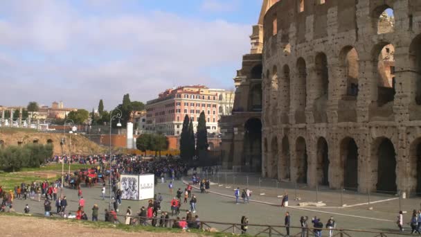 Turistas caminando fuera del Coliseo, Roma — Vídeos de Stock