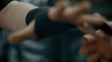 Bir Mma dövüşçüsünün ellerini sarmaladığı yavaş çekim.