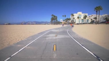 Sahilde bir patikada bisiklet sürmek