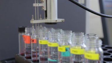 Havanın bir şişeye enjekte edildiği bilimsel laboratuvar kuruldu.