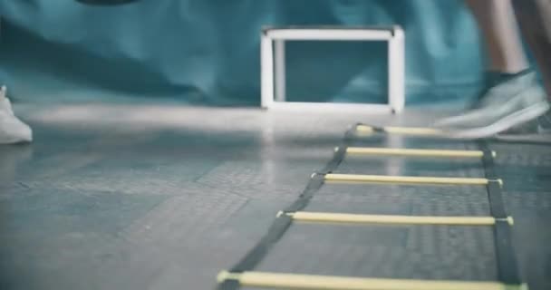 Um tiro de um atleta fazendo treinamento de alta intensidade em uma escada — Vídeo de Stock