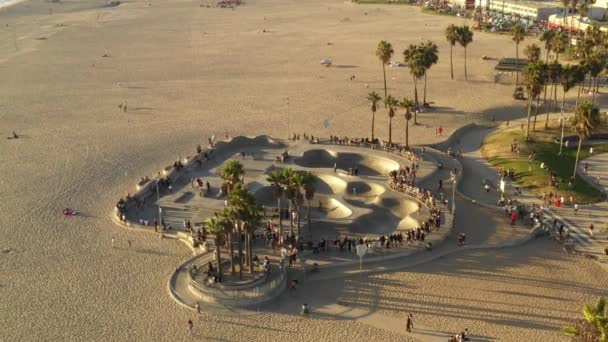 Veduta aerea di uno skatepark sulla spiaggia di Venezia LA — Video Stock