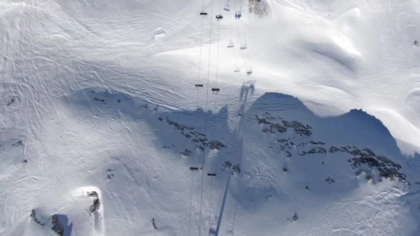 Stoeltjeslift van boven — Stockvideo