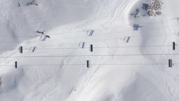 Telesilla y pista de esquí desde arriba — Vídeos de Stock