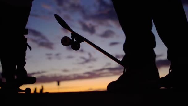 Primer plano de la silueta de un monopatín en Venice Beach Skate Park, Los Ángeles, al atardecer — Vídeos de Stock