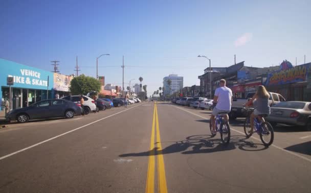 Cyklister och fotgängare på en väg nära Venice Beach, La, Kalifornien — Stockvideo