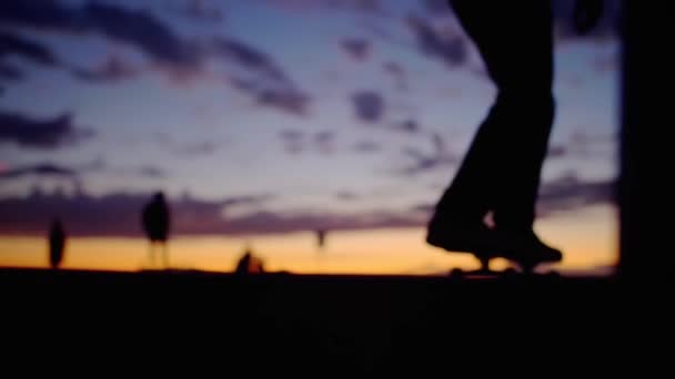 Silhouetted skateboarder die bij zonsondergang in een kom valt in Venice Beach Skate Park, Los Angeles — Stockvideo