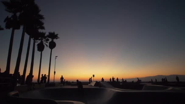 Patinadores en Venice Beach Skate Park, Los Ángeles, al atardecer — Vídeos de Stock