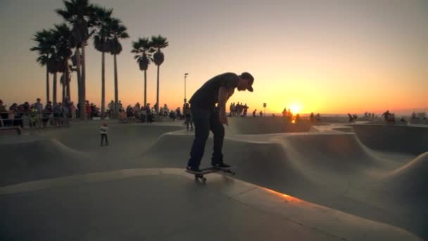 Skaters in Venice Beach Skate Park in Los Angeles bij zonsondergang — Stockvideo