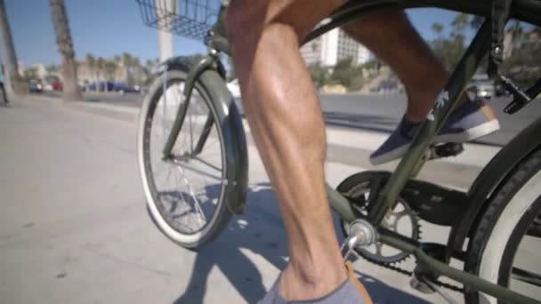 Slow motion shot van fietser pedalen naar voren gericht — Stockvideo