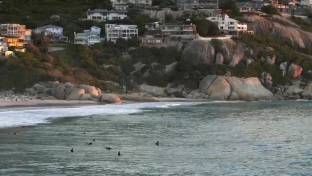 Surfistas esperando para coger una ola en la playa de Llandudno en Ciudad del Cabo, Sudáfrica — Vídeo de stock
