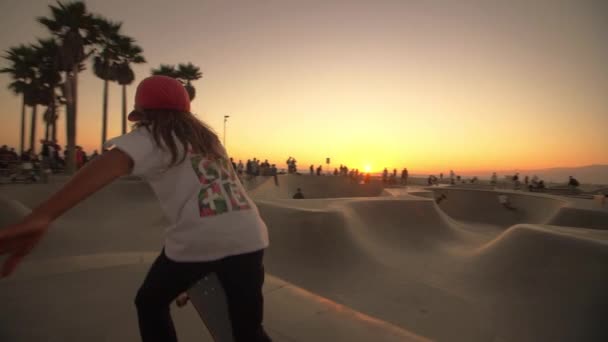 Mladý bruslař v Benátkách Beach Skate Park, Los Angeles, večer — Stock video