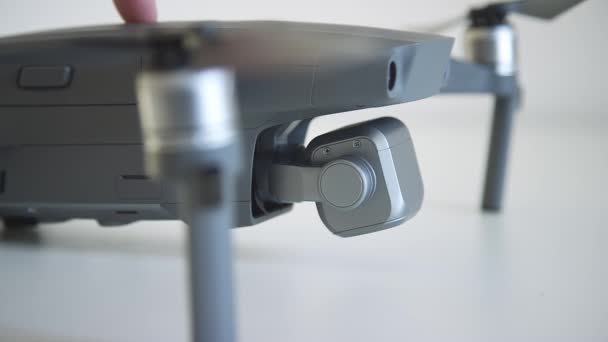 Включение камеры дрона — стоковое видео