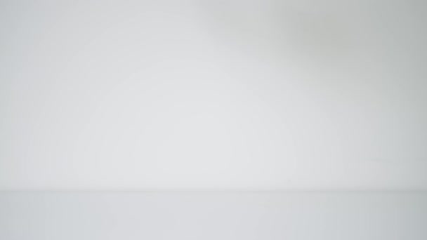 Atterrissage du drone sur la surface blanche 