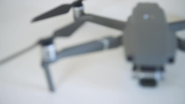 Drone en la superficie blanca Tire del foco — Vídeo de stock