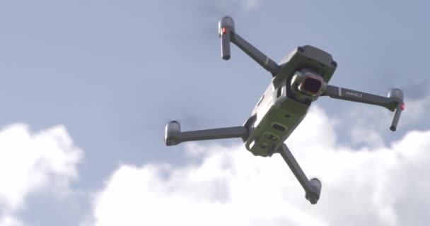 Filmar um drone mágico voando — Vídeo de Stock