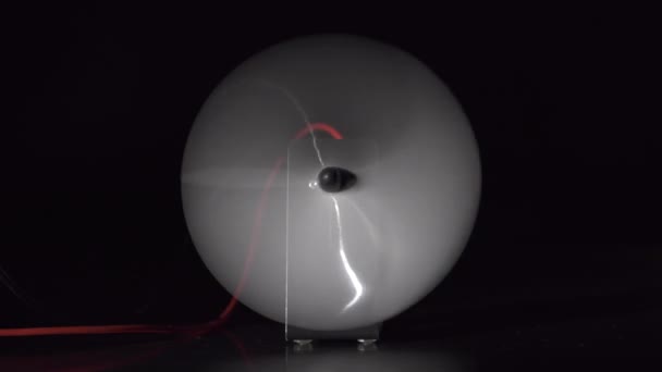 Ventilator met een rode draad die ronddraait in een lab — Stockvideo