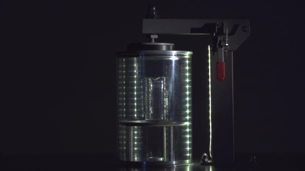 Стекло научный стакан в вакуумной камере — стоковое видео