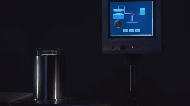 Equipamento científico e monitor de computador para testar a água — Vídeo de Stock