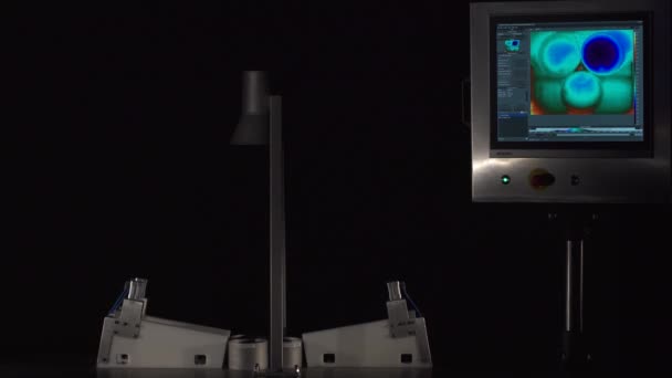 Matériel scientifique avec écran d'ordinateur traitant les résultats 