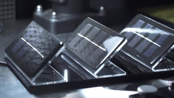 Transparente Sonnenkollektoren für wissenschaftliche Experimente — Stockvideo
