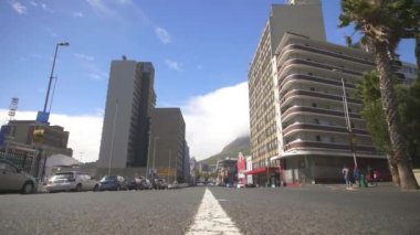 Cape Town 'da Roeland Caddesi' nden bir araba geçiyor ve sonra sağa dönüyor, başka bir caddeye.