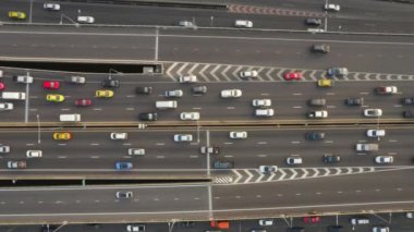 Bangkok, Tayland 'da bir otoyol boyunca uçan bir hava fotoğrafı