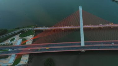 İnsansız hava aracı, Vietnam 'da Han Nehri' nden geçen araçlarla birlikte uçarken vuruldu.