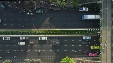 İnsansız hava aracı Bangkok 'ta yoğun bir yoldan geçen yaya köprüsünün üzerinden uçarken vuruldu.