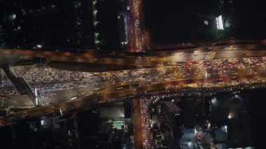 Gece Bangkok 'taki işlek bir otoyol köprüsünün dönüşümlü görüntüsü