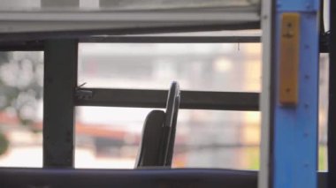 Yavaş çekim Bangkok 'ta bir otobüsün yanından geçerken yolcuların yakın çekim görüntüleri.