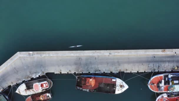 Eine Person im Kajak entlang der Docks in der Bucht von Hout, Kapstadt — Stockvideo