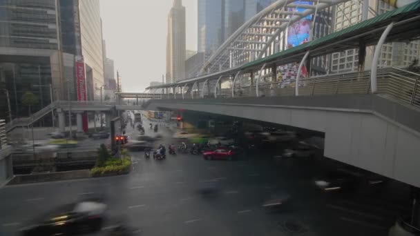Un timelapse de una concurrida intersección por el puente peatonal Chong Nonsi en Bangkok — Vídeos de Stock