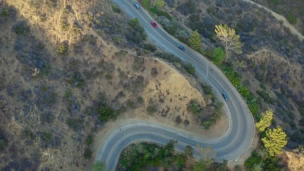 Filmagem aérea de carros dirigindo em torno de Hollywood Hills, LA — Vídeo de Stock