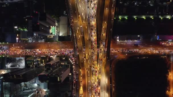 Wznoszące się nagrania lotnicze ruchliwego mostu autostradowego w Bangkoku w nocy — Wideo stockowe