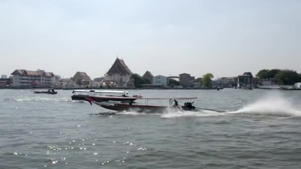 Drone shot survolant un ferry express à longue queue et révélant une vue aérienne de Bangkok, Thaïlande — Video