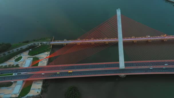 Drone sparato volare accanto alle auto che attraversano un ponte sospeso attraverso il fiume Han a Da Nang, Vietnam — Video Stock