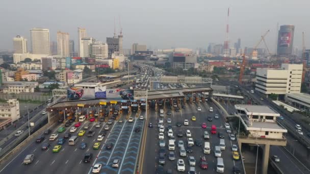 Drohnenschuss über Autobahn-Mautstelle in Bangkok, Thailand