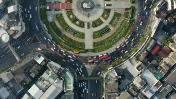 Drone schot vliegen over Wong Wian Yai Roundabout in Bangkok, Thailand — Stockvideo