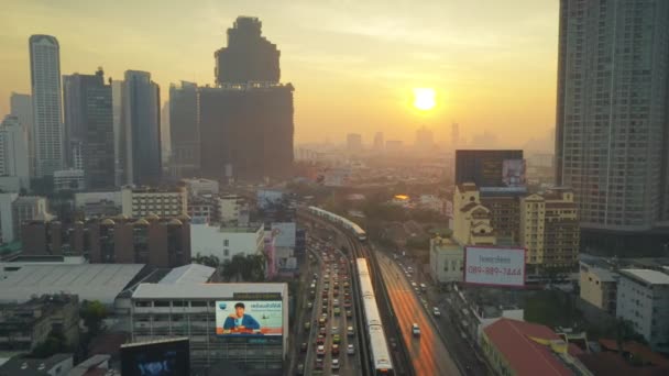 Drone skott spåra ett tåg nära Taksin Bridge Station i Bangkok vid soluppgången — Stockvideo