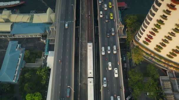 Беспилотник засек поезд, пересекающий мост Таксин через реку Чао Прайя в Бангкоке — стоковое видео
