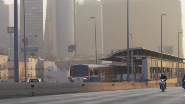 Mopeder, bilar och ett tåg på Taksin Bridge, Bangkok, Thailand — Stockvideo