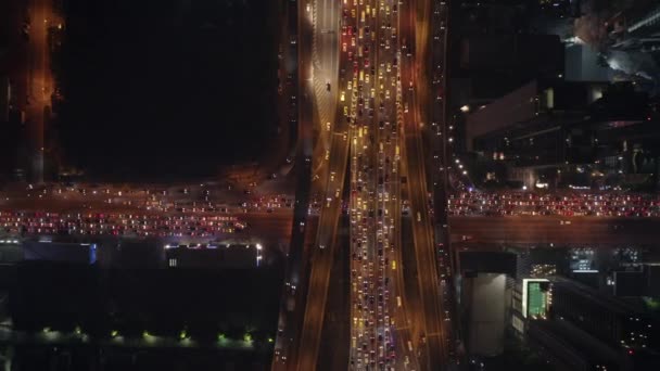 Tiro aéreo noturno voando ao longo de uma rodovia congestionada em Bangkok — Vídeo de Stock