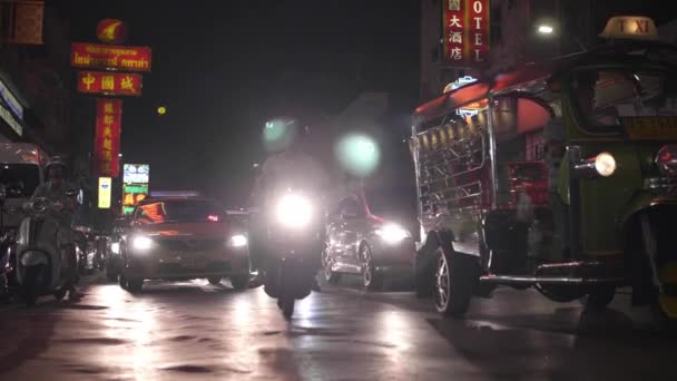 Skútr a Tuk Tuk v noci v čínské čtvrti, Bangkok — Stock video