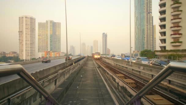 Skytrain and cars crossing a bridge in Bangkok, Thailand — Stock Video