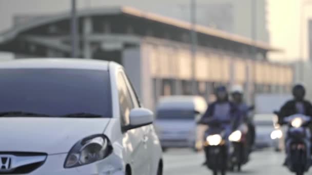 Lanzamiento en cámara lenta de cartas y motociclistas en Taksin Bridge, Bangkok — Vídeos de Stock