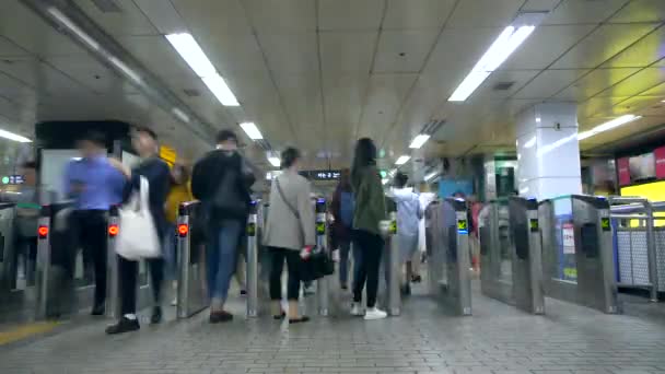 韓国ソウルの地下鉄駅の改札口を通過する人々の時間経過 — ストック動画